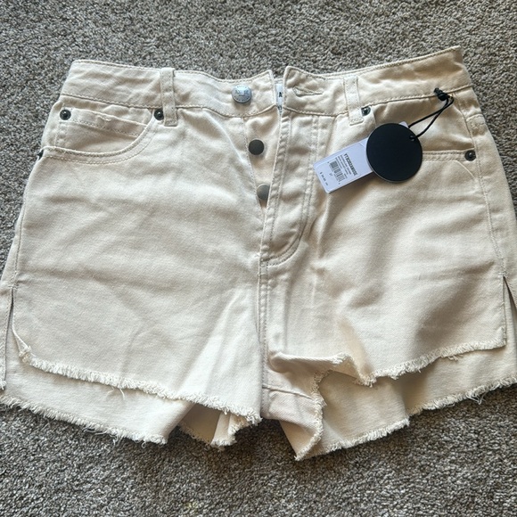 Amuse society ivory shorts - Picture 2 of 3